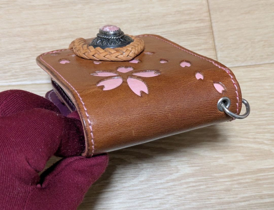 ALZUNI (アルズニ) 本革二つ折り財布 【桜 型抜き】コンチョ付き