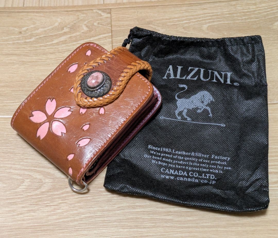 ALZUNI (アルズニ) 本革二つ折り財布 【桜 型抜き】コンチョ付き