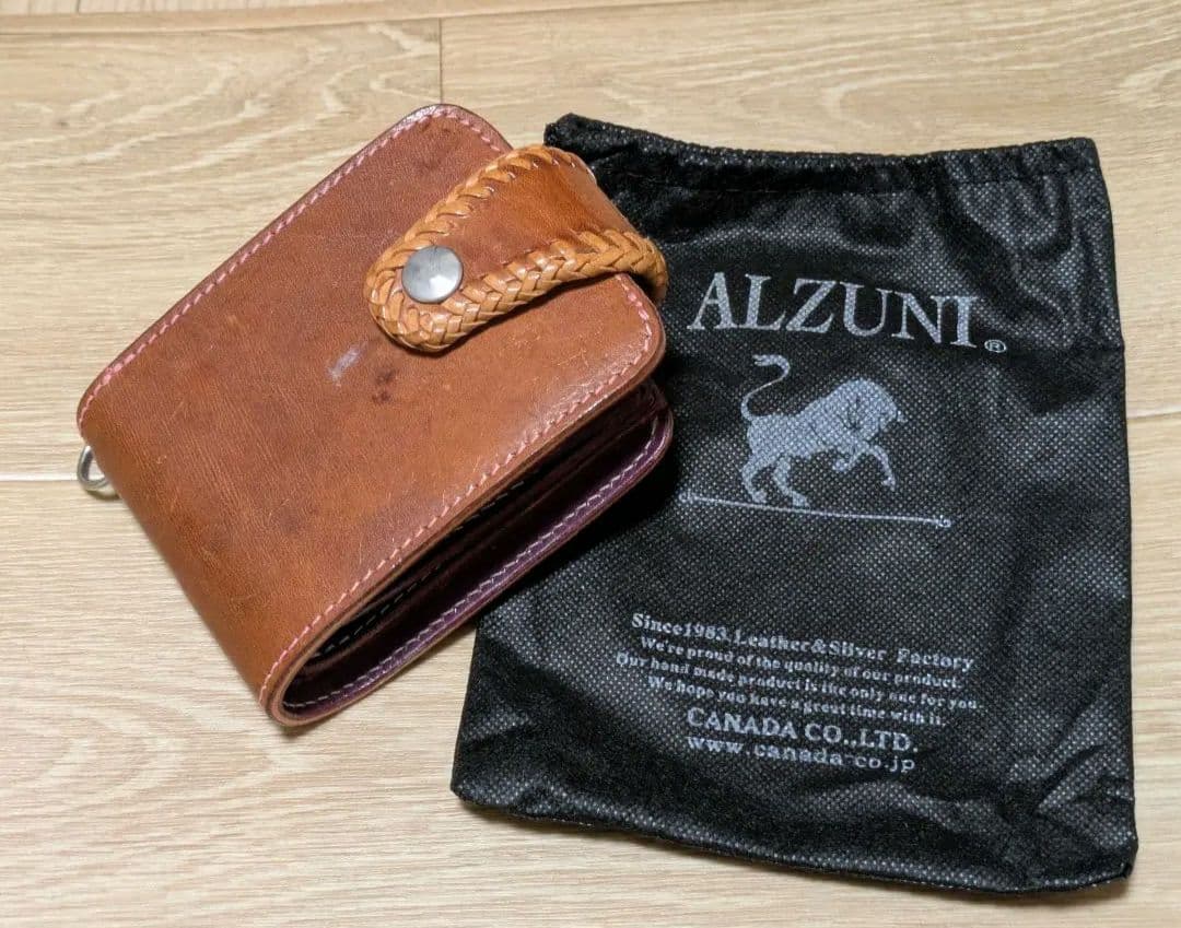 ALZUNI (アルズニ) 本革二つ折り財布 【桜 型抜き】コンチョ付き