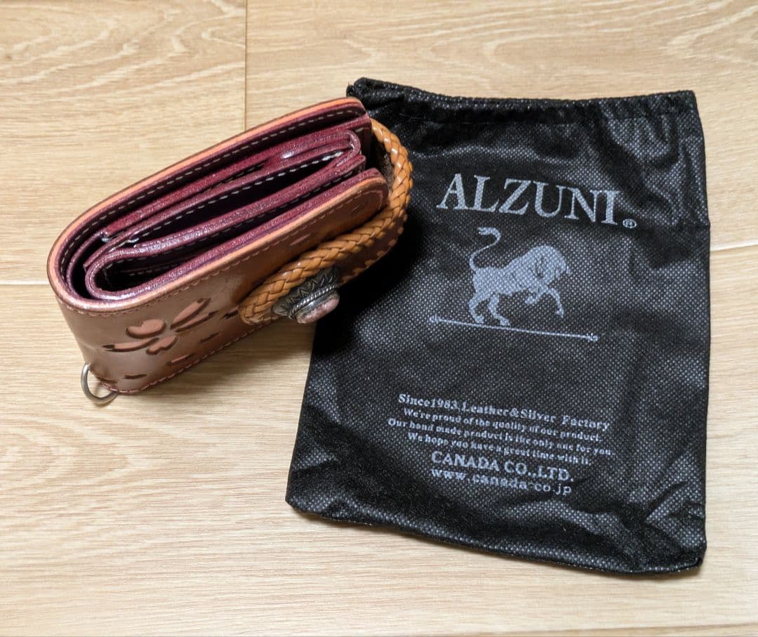 ALZUNI (アルズニ) 本革二つ折り財布 【桜 型抜き】コンチョ付き