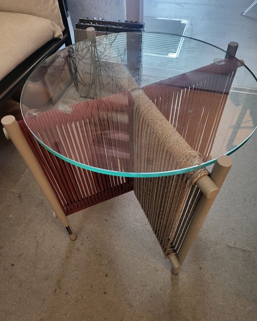 「Roche Bobois」ロッシュ ボボアストライプデザインの円形テーブル