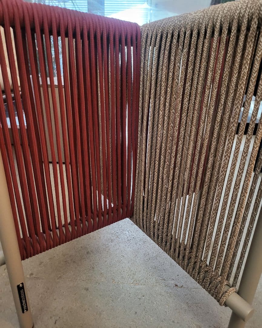 「Roche Bobois」ロッシュ ボボアストライプデザインの円形テーブル