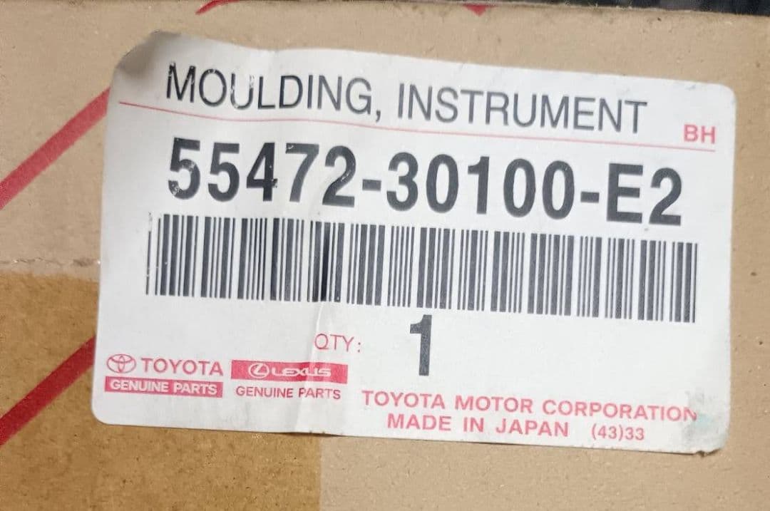 トヨタ 18マジェスタ ダッシュボードウッドパネル（純正品） 内装パーツ 新古品