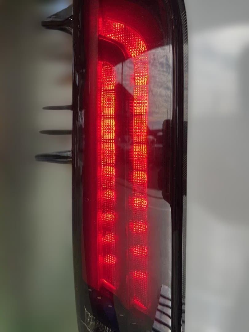 ハイエース　ヴァレンティ　テールランプ 　一部不灯