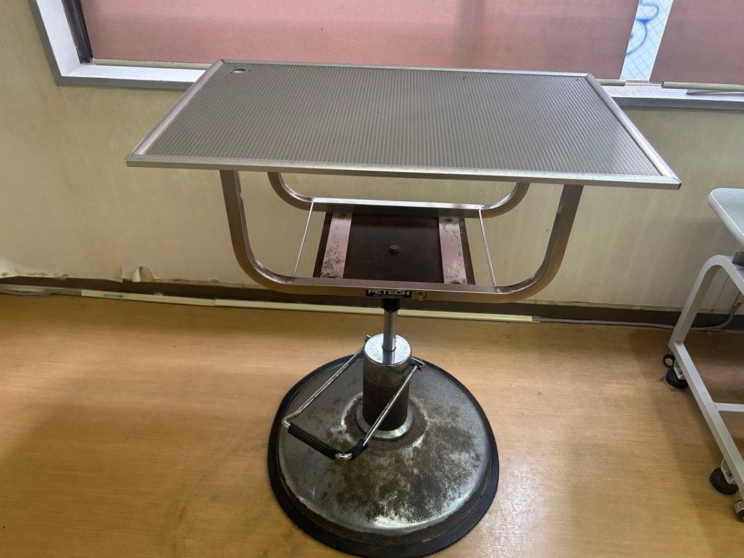 油圧式トリミングテーブル