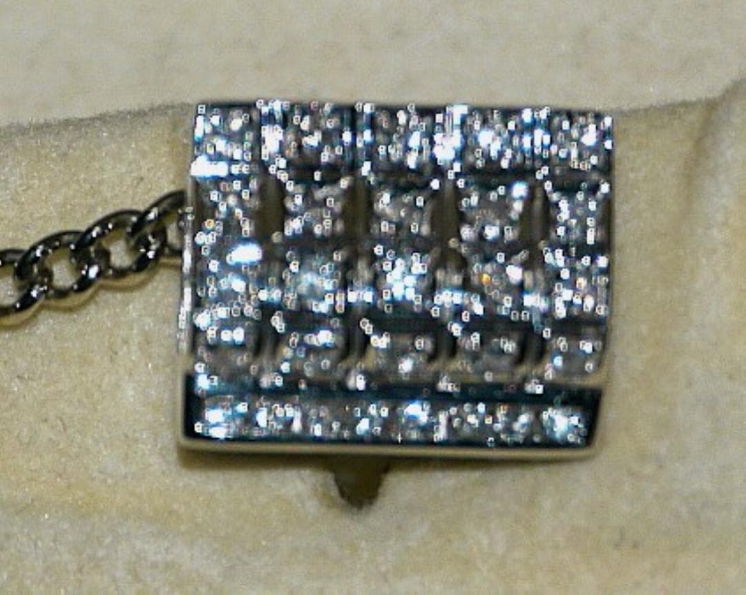 クラシカルで上品な四角形プラチナベースのダイヤモンド ネクタイピンケース付き