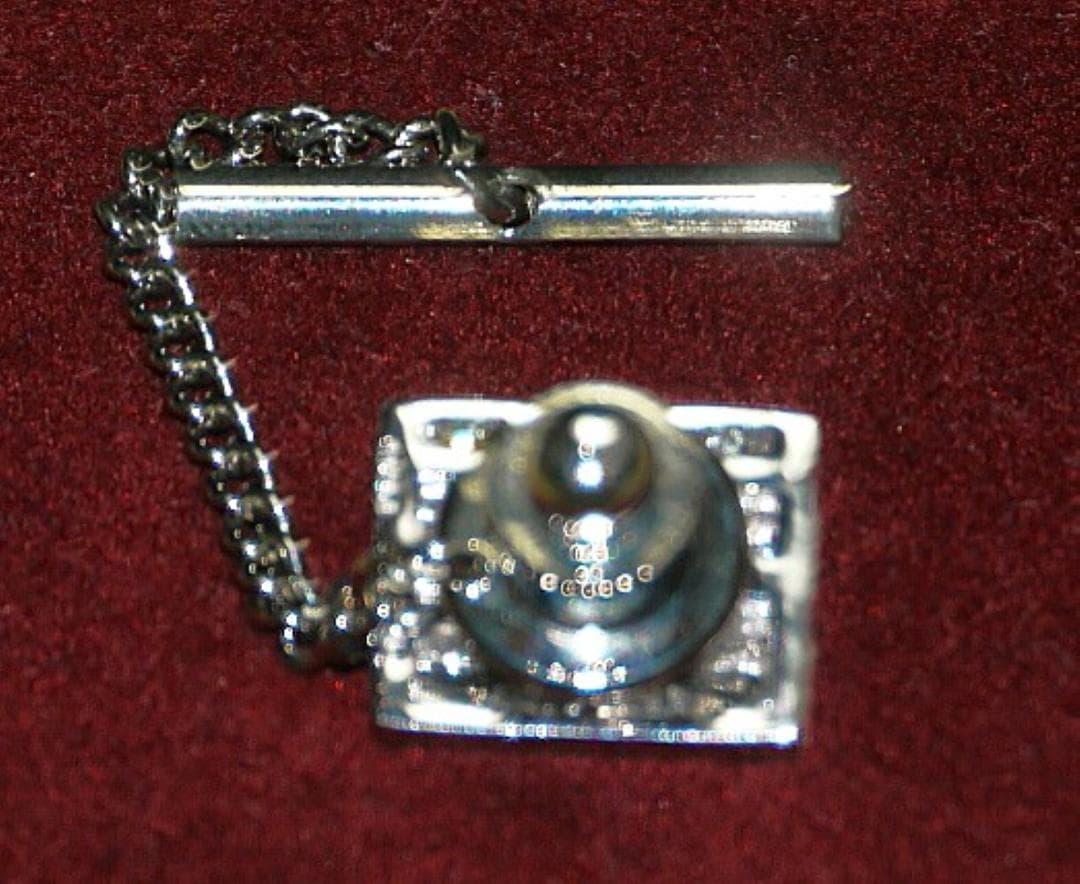 クラシカルで上品な四角形プラチナベースのダイヤモンド ネクタイピンケース付き