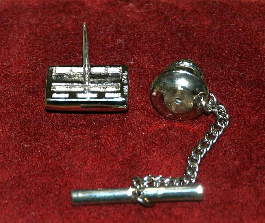 クラシカルで上品な四角形プラチナベースのダイヤモンド ネクタイピンケース付き