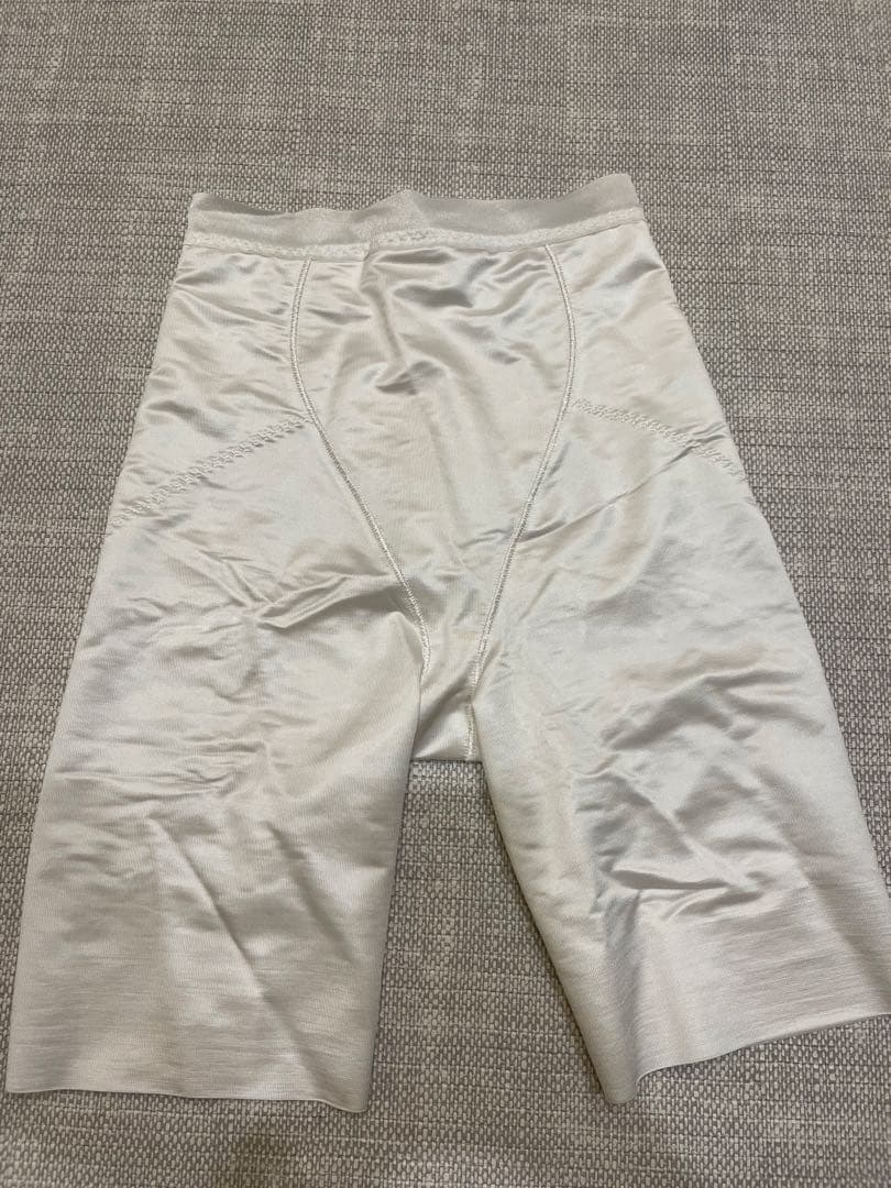 ノバレーゼ　ショートビスチェ（C70)　ガードル（M）　セット　オフホワイト