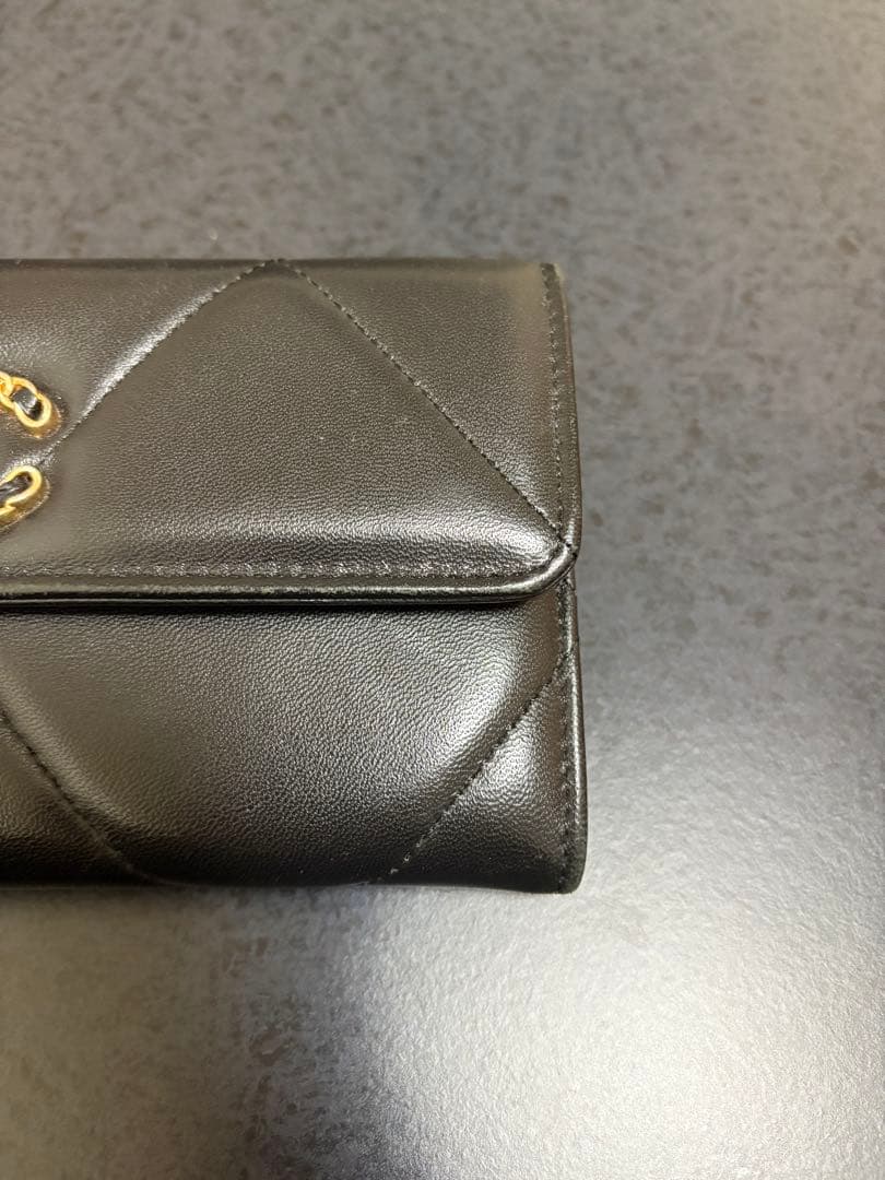 CHANEL 19 ロングフラップウォレット