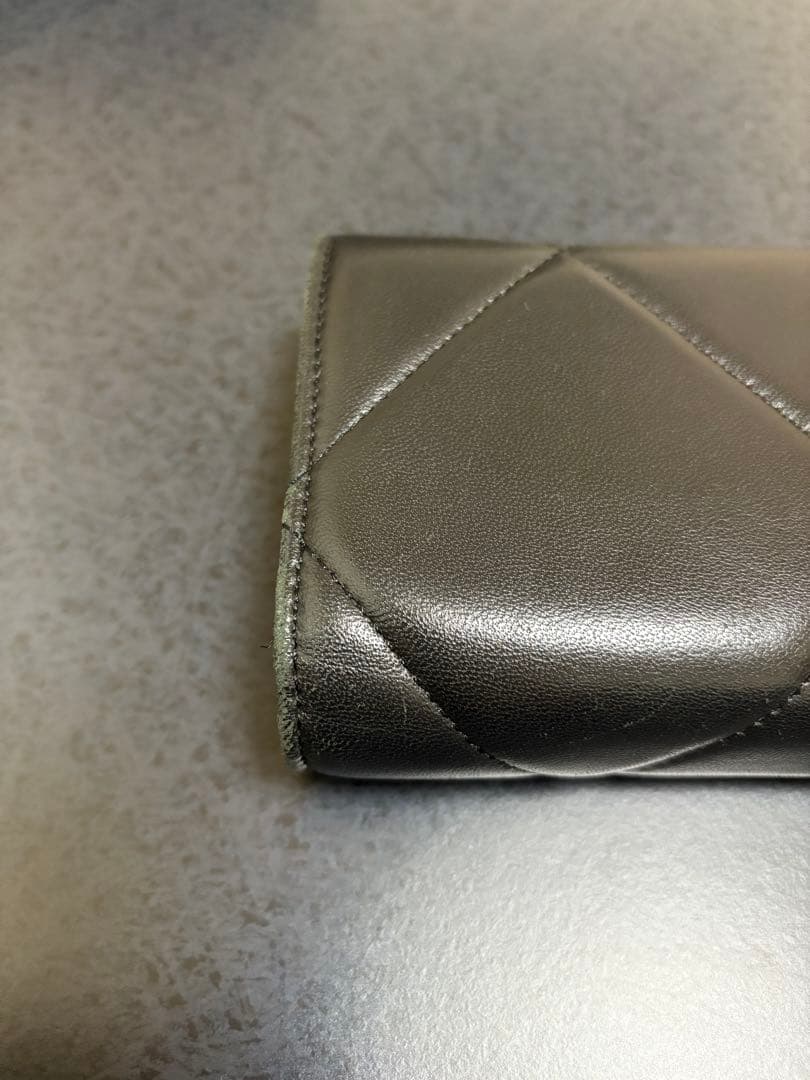 CHANEL 19 ロングフラップウォレット