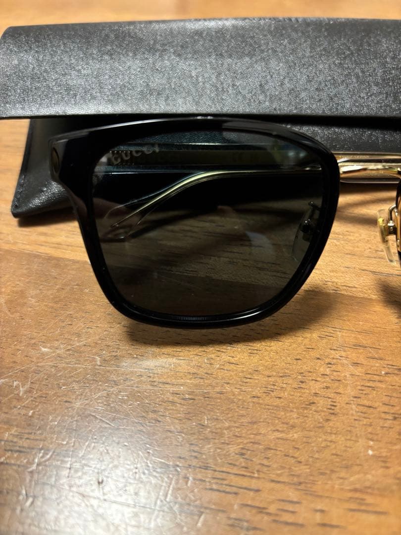 GUCCI スクエア型サングラス ブラック