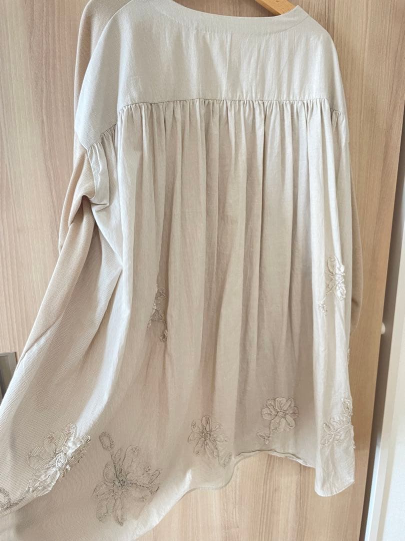 BEARDSLEY　チュニック　ビアズリー　ベージュ　後ろ刺繍とストライプ