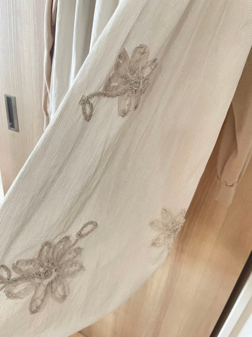 BEARDSLEY　チュニック　ビアズリー　ベージュ　後ろ刺繍とストライプ