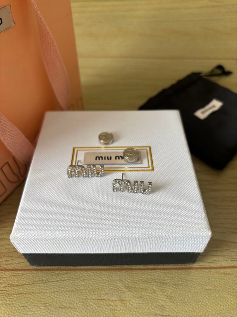 綺麗☆（ミュウミュウ）ロゴ クリスタル ピアス★お値下げ
