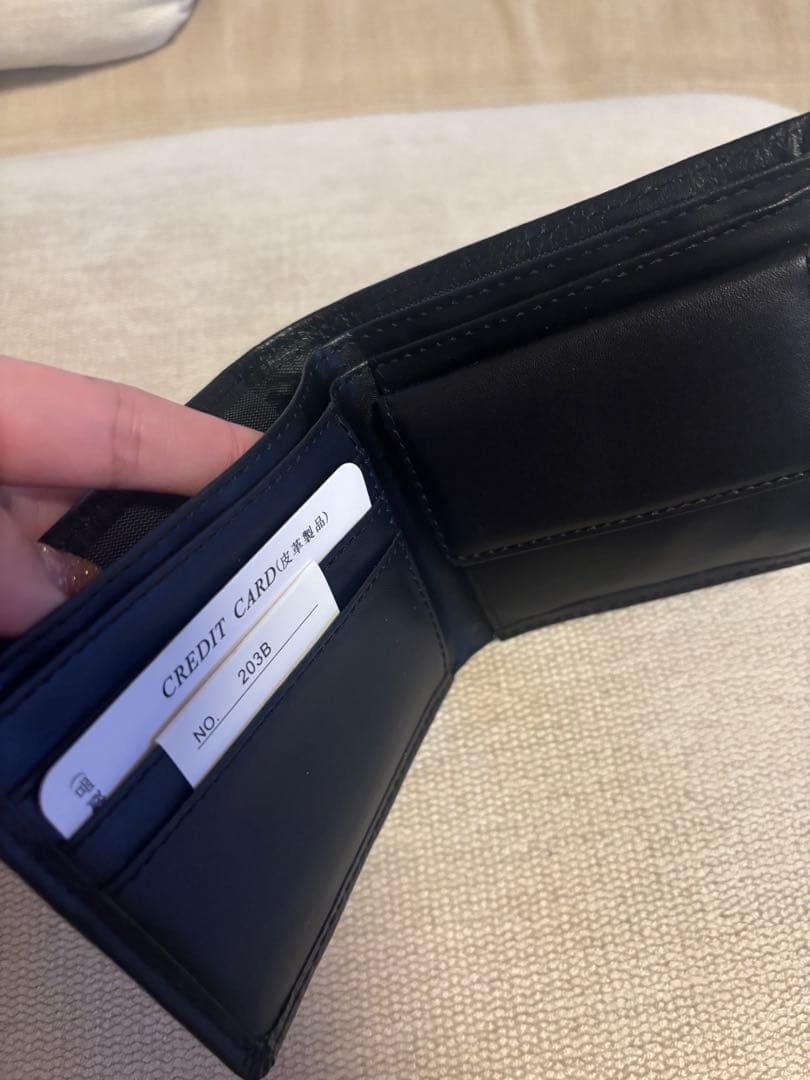 皇居菊紋牛革財布　黒レザー二つ折り財布