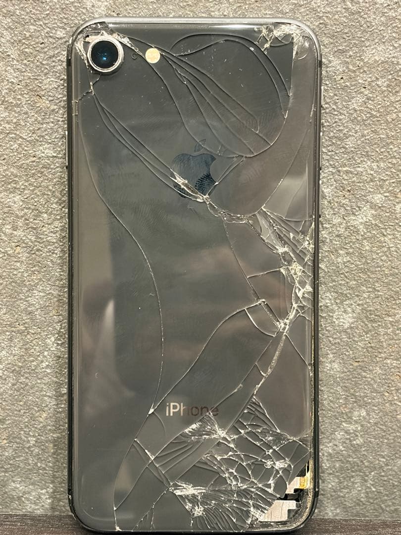 【使用可】iPhone8 64GB SIMフリー 画面割れ 73%