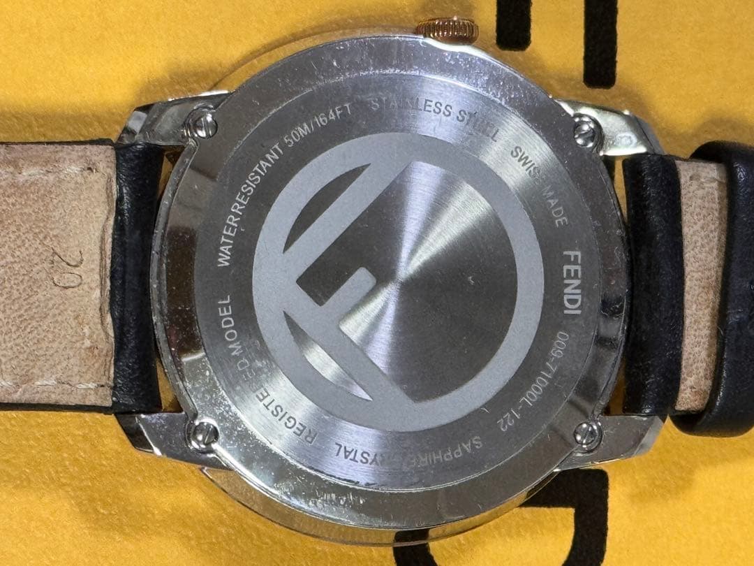 FENDI レザーベルト 時計 ブラック/ゴールド ズッカ柄 型押し ロゴ