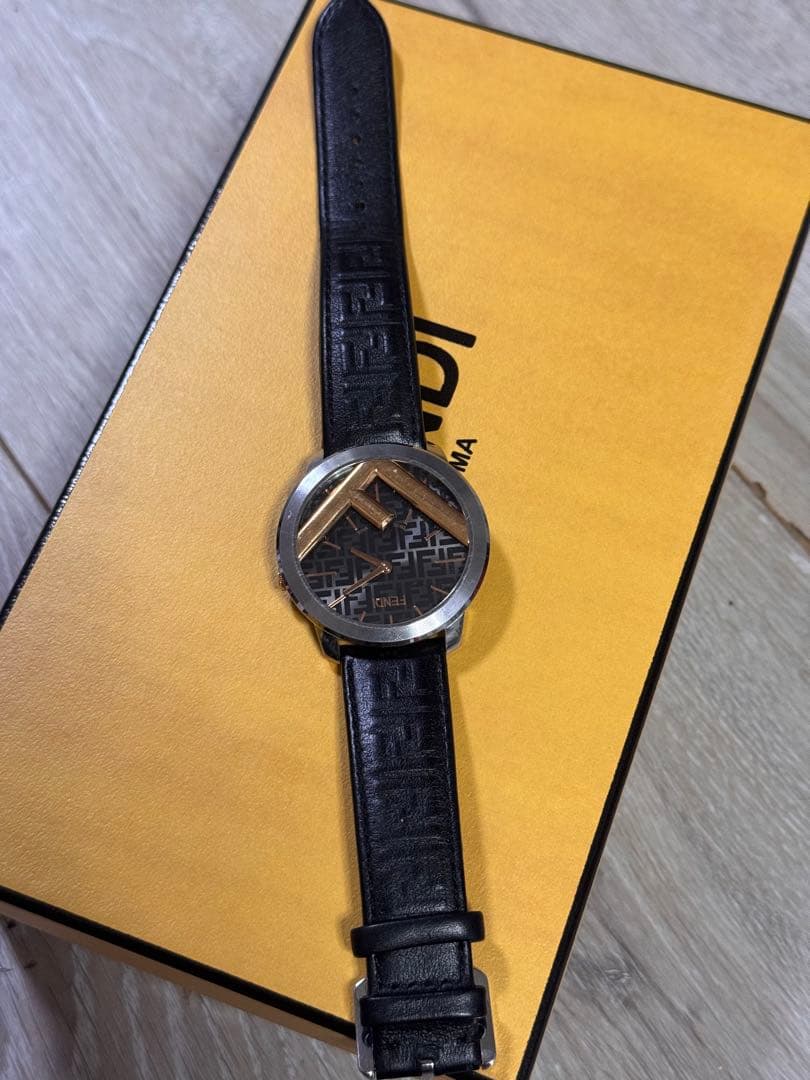 FENDI レザーベルト 時計 ブラック/ゴールド ズッカ柄 型押し ロゴ