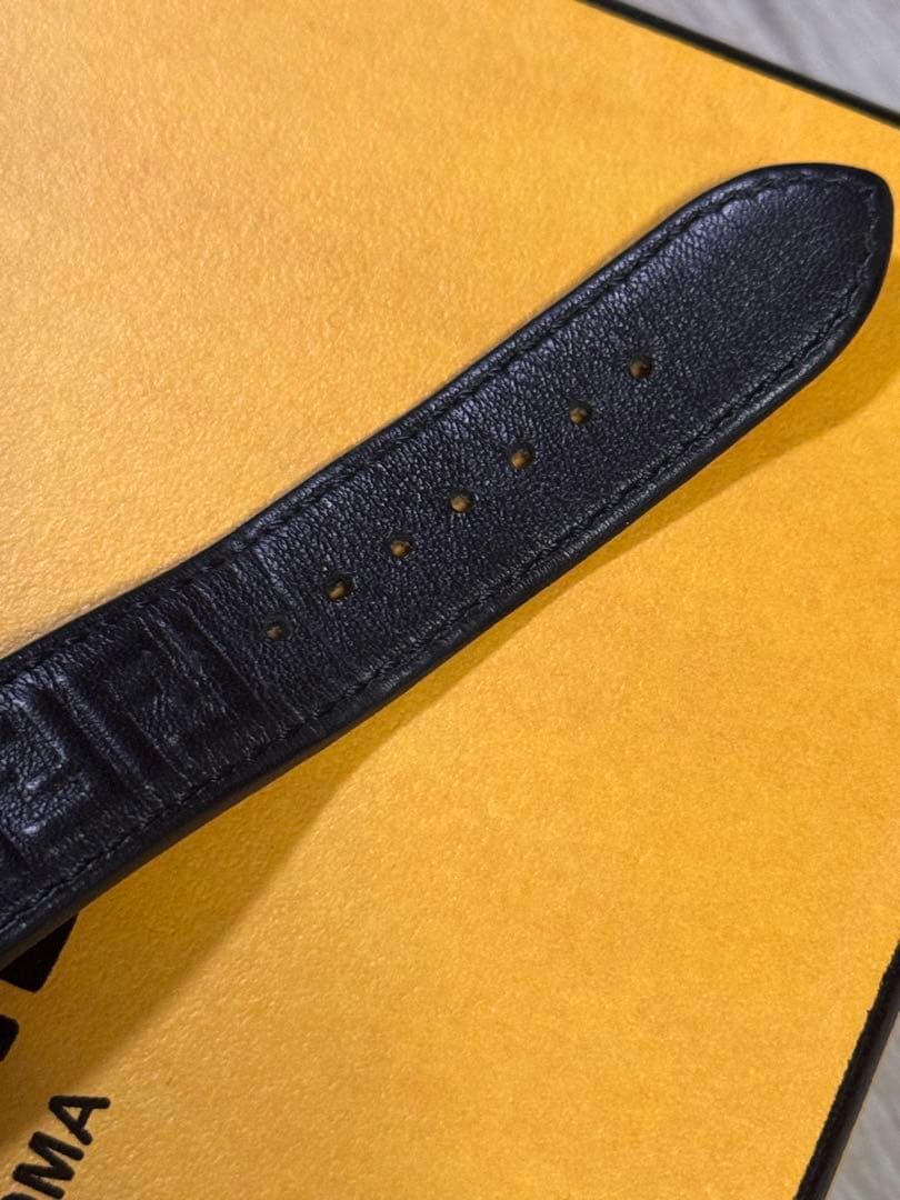 FENDI レザーベルト 時計 ブラック/ゴールド ズッカ柄 型押し ロゴ