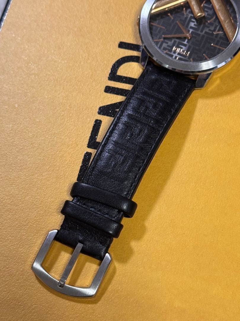 FENDI レザーベルト 時計 ブラック/ゴールド ズッカ柄 型押し ロゴ