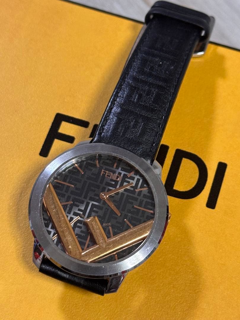 FENDI レザーベルト 時計 ブラック/ゴールド ズッカ柄 型押し ロゴ