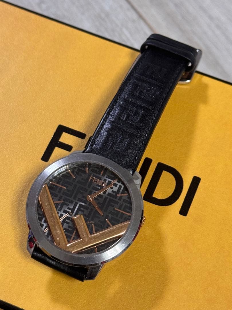 FENDI レザーベルト 時計 ブラック/ゴールド ズッカ柄 型押し ロゴ