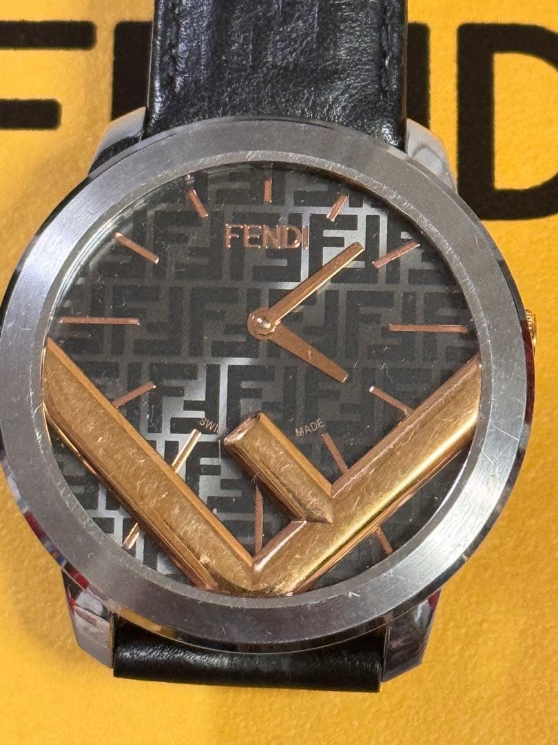 FENDI レザーベルト 時計 ブラック/ゴールド ズッカ柄 型押し ロゴ