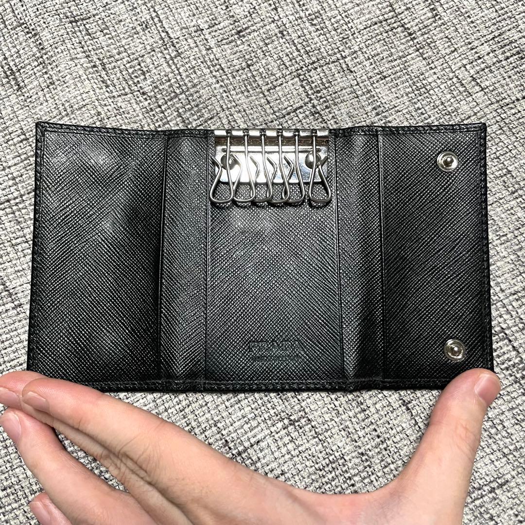 【人気】PRADA キーケース 6連 サフィアーノ レザー 黒