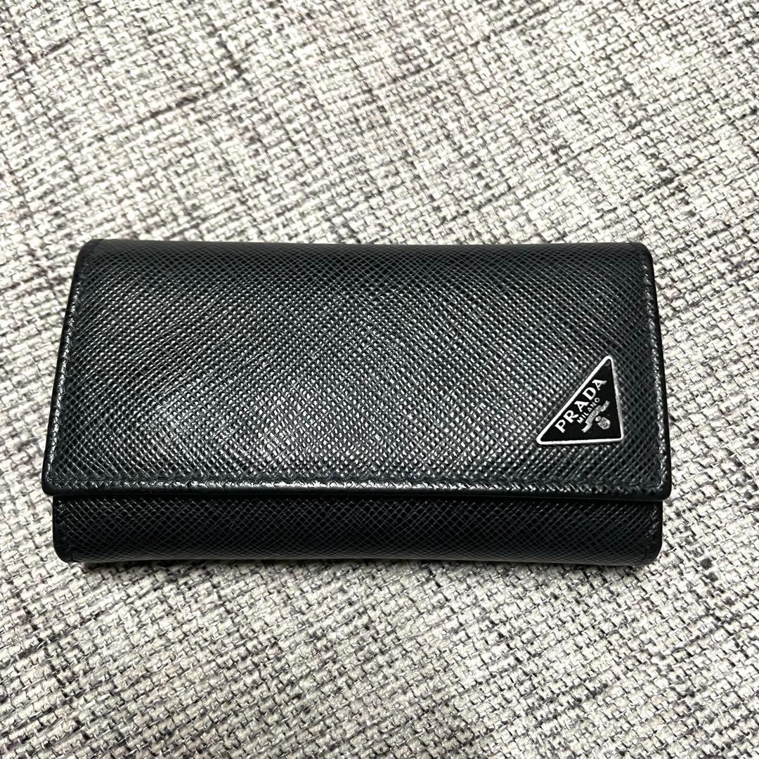 【人気】PRADA キーケース 6連 サフィアーノ レザー 黒