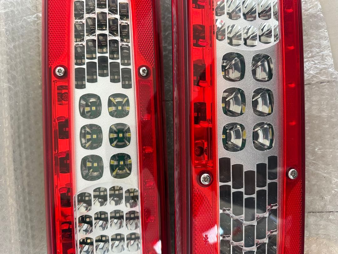 UDトラックス　　LEDテールランプ　左右セット