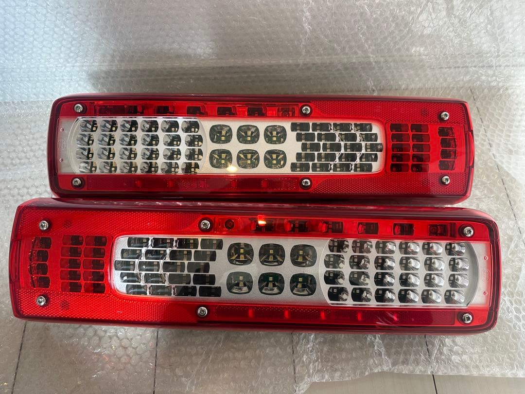 UDトラックス　　LEDテールランプ　左右セット