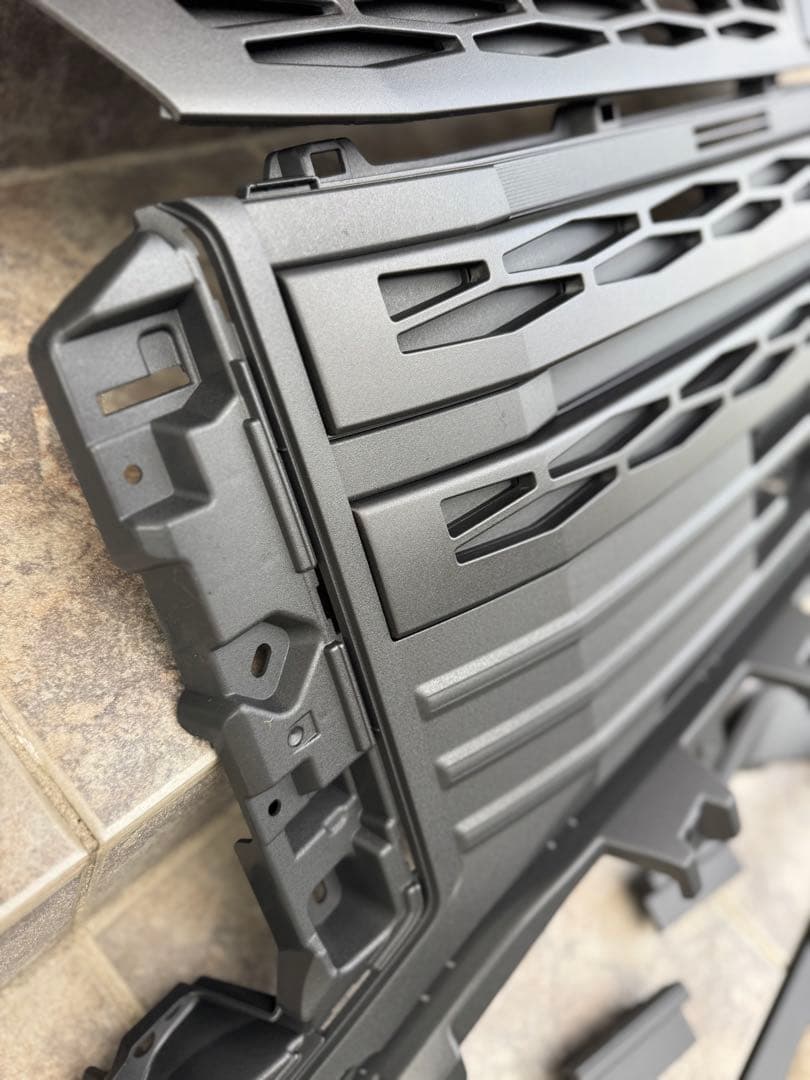 ②デリカd5 グリル　リア　ロアバンパー　ラプターライナー塗装