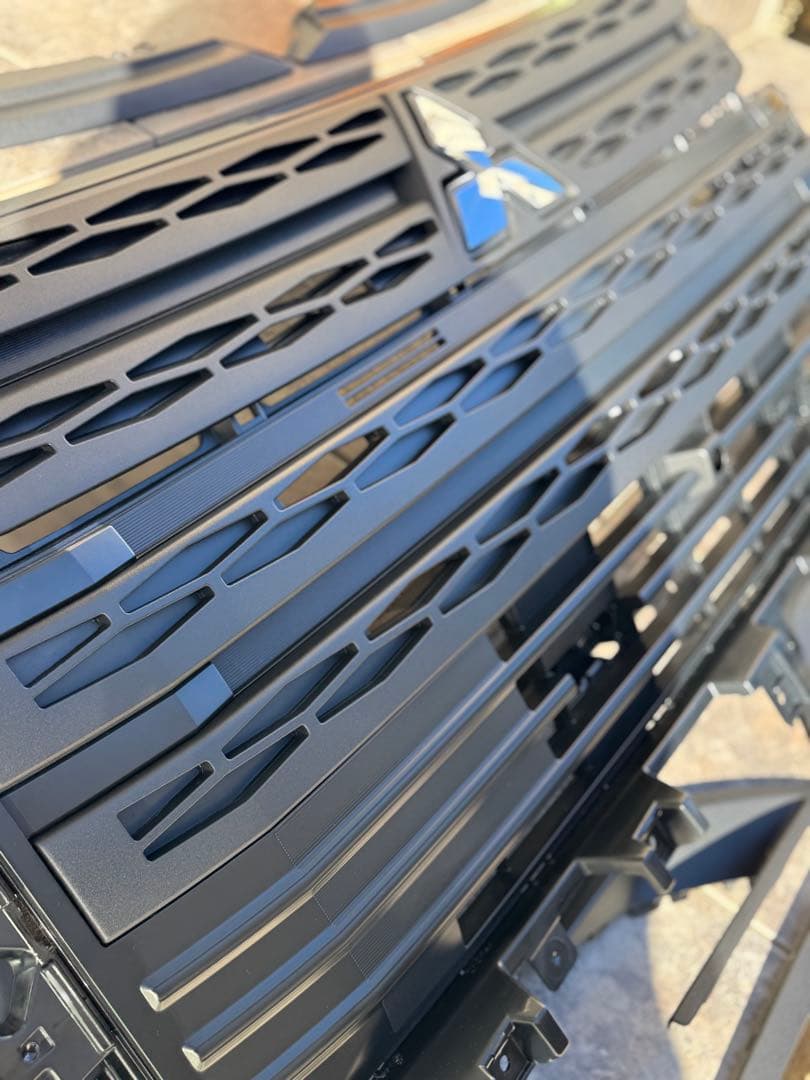 ②デリカd5 グリル　リア　ロアバンパー　ラプターライナー塗装