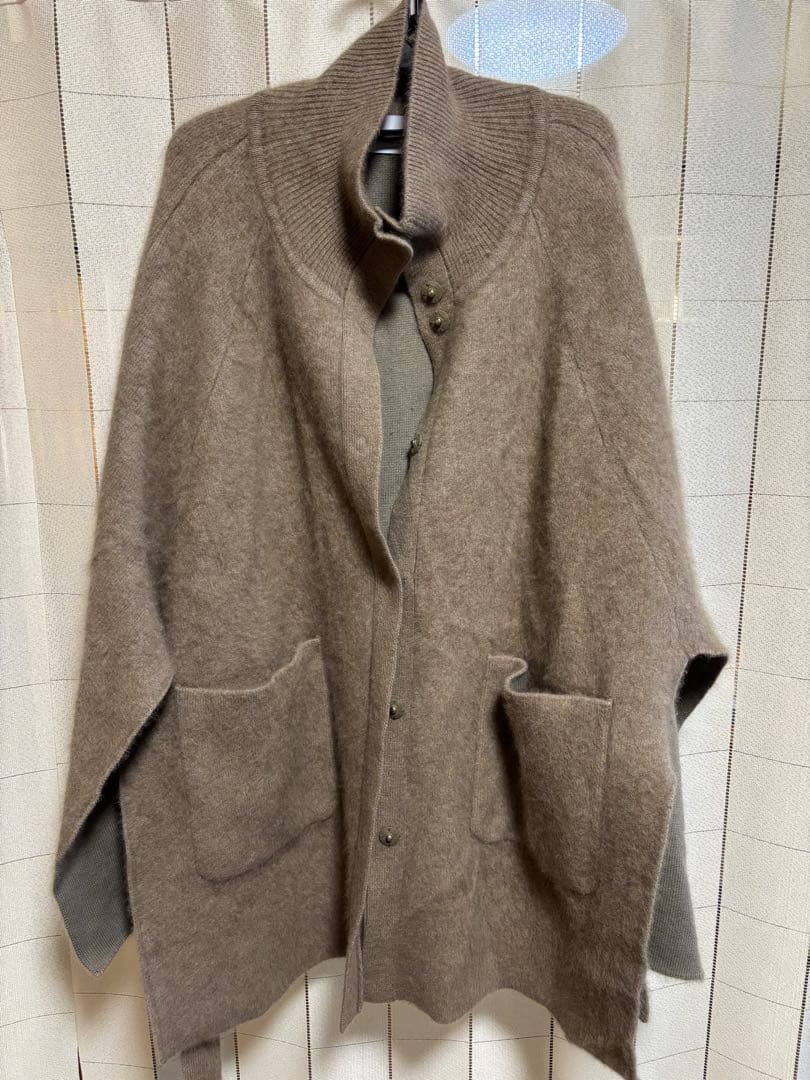 ウール混合素材 ボタン付きケープコート