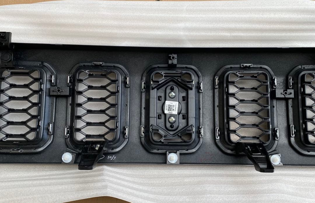 新車　SUZUKI スズキ　ジムニーノマド 純正フロントグリル