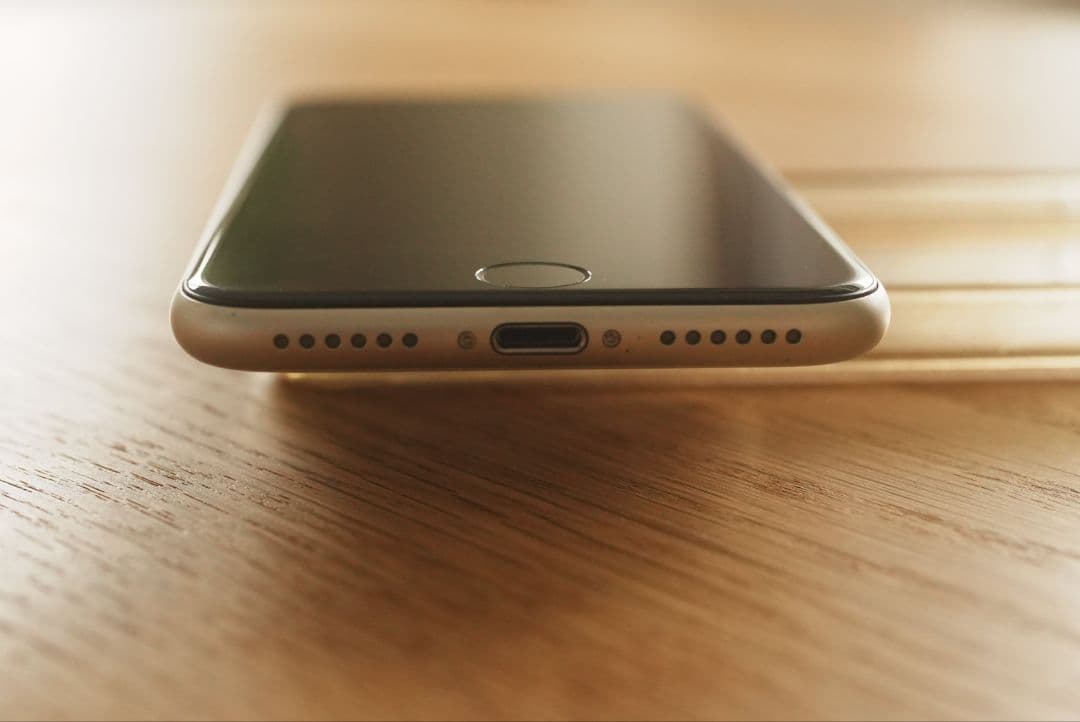 【即日発送】第3世代 iPhone SE 美品　simフリー　64GB