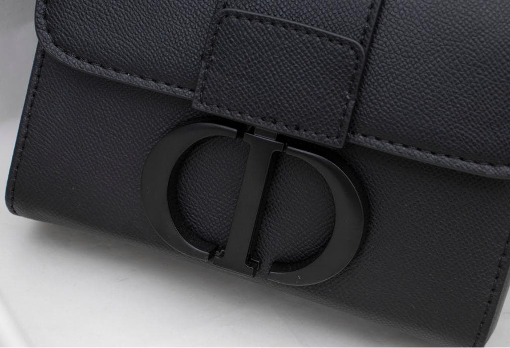 大人気！ブラック メッセンジャーバッグ