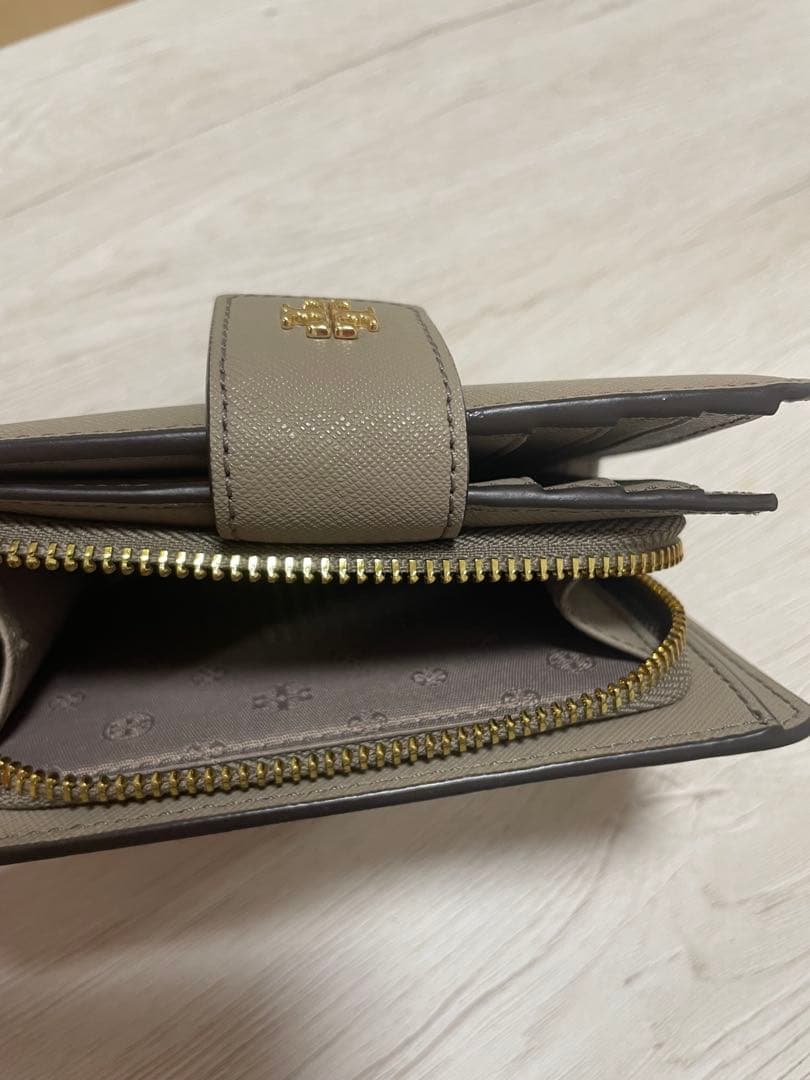 【人気】 TORYBURCH 二つ折り財布　グレイ　ベージュ　美品