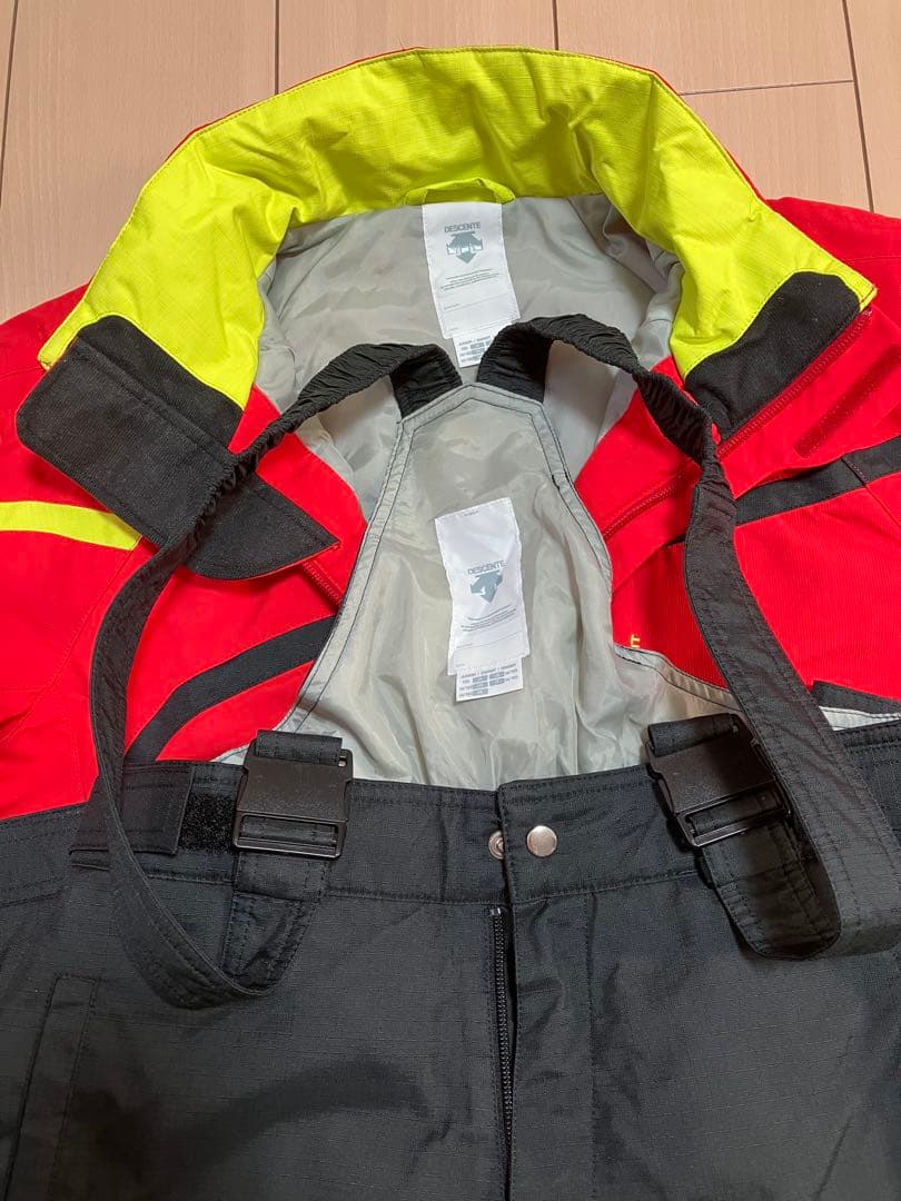 美品❗️DESCENTE 150センチ スキーウェア 上下セット　キッズ