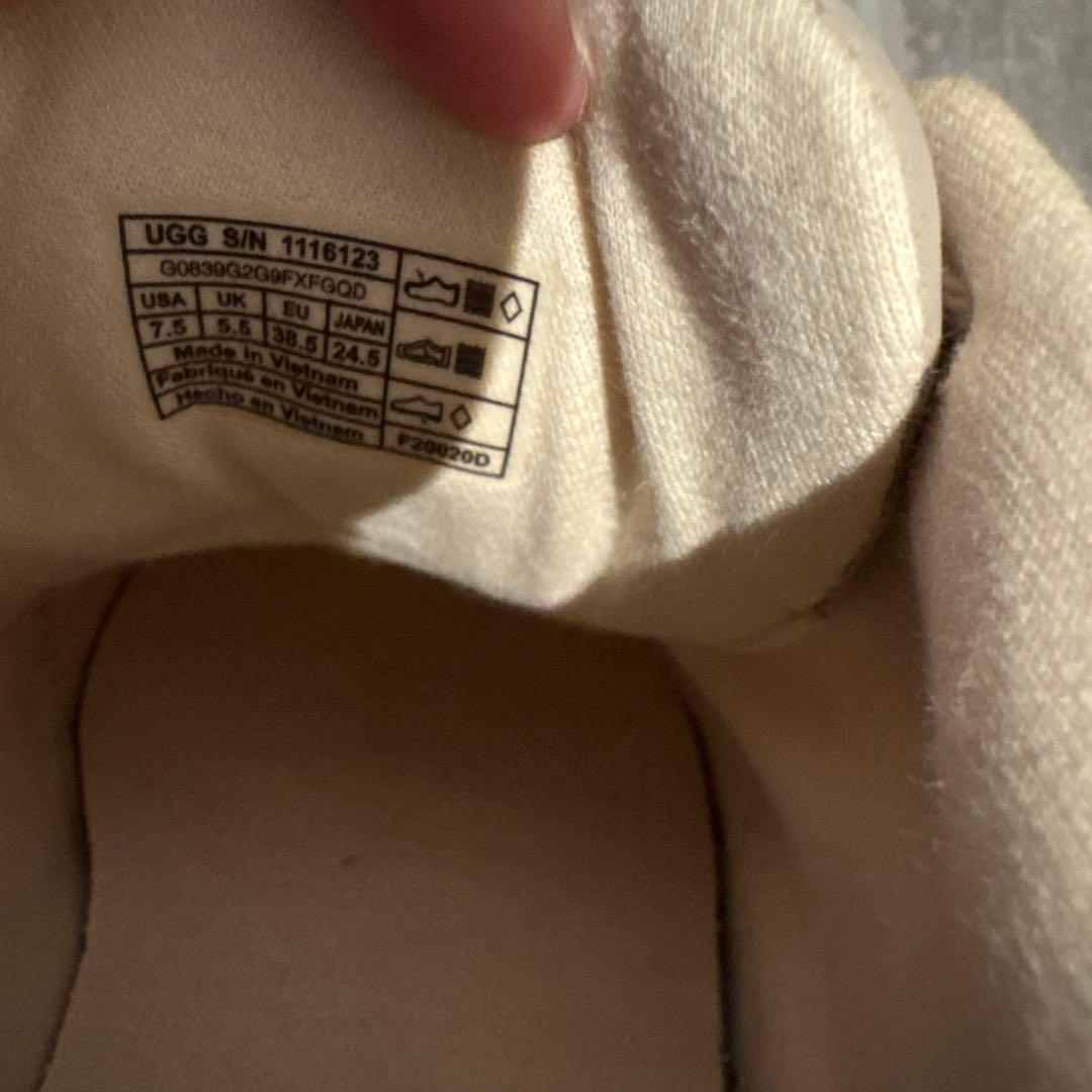 【ほぼ未使用】UGG スニーカー　レディース