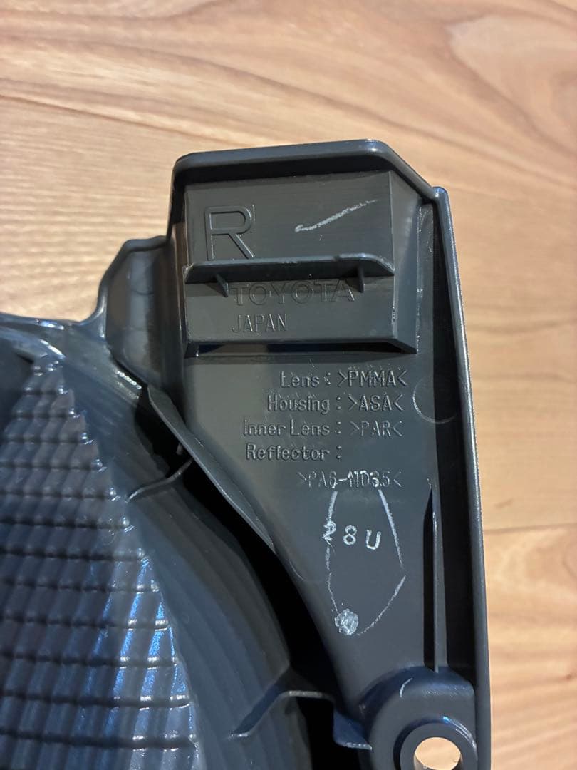 ハイエース200系　3型後期　純正テールランプ