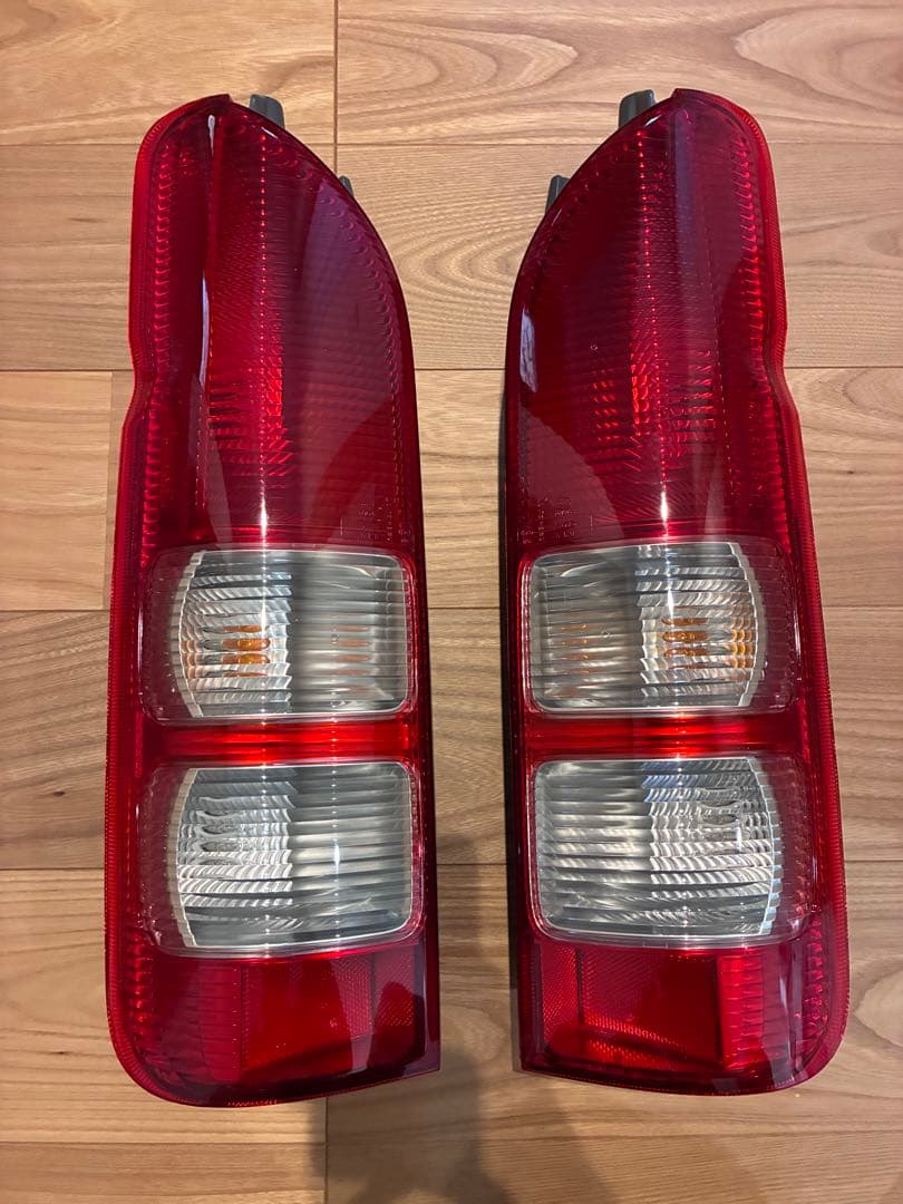 ハイエース200系　3型後期　純正テールランプ