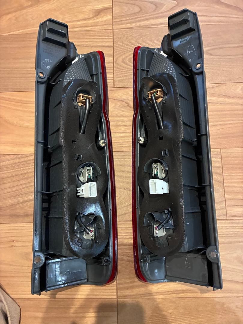 ハイエース200系　3型後期　純正テールランプ