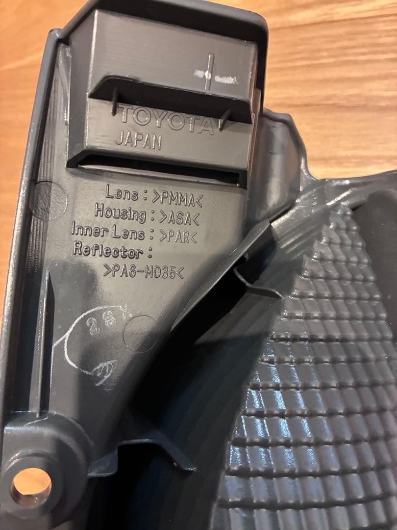 ハイエース200系　3型後期　純正テールランプ