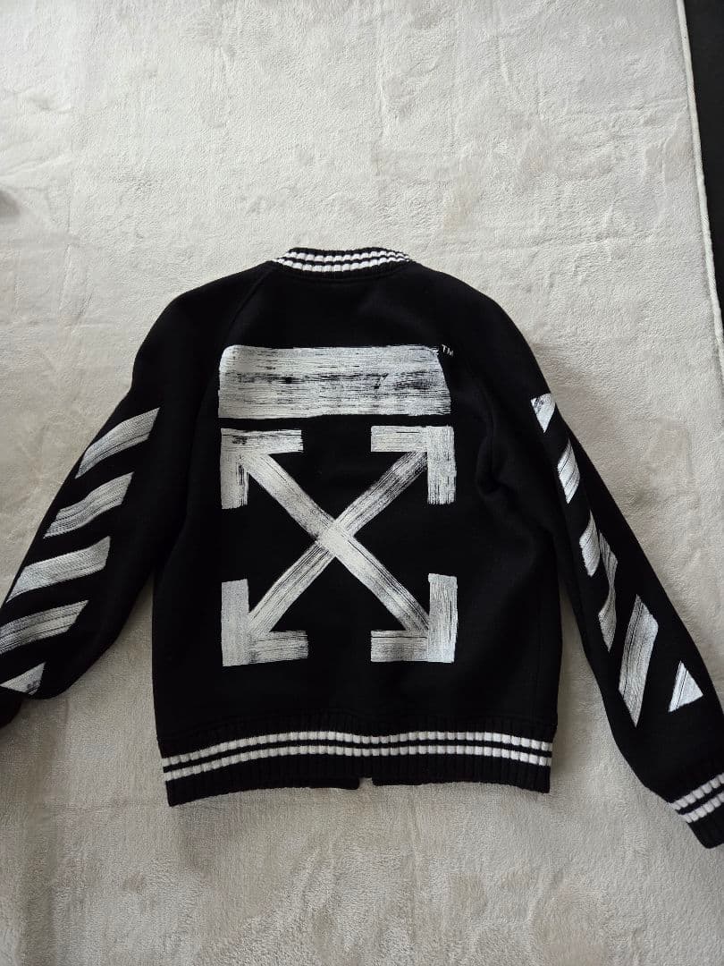 オフホワイト　Off-White　スタジャン