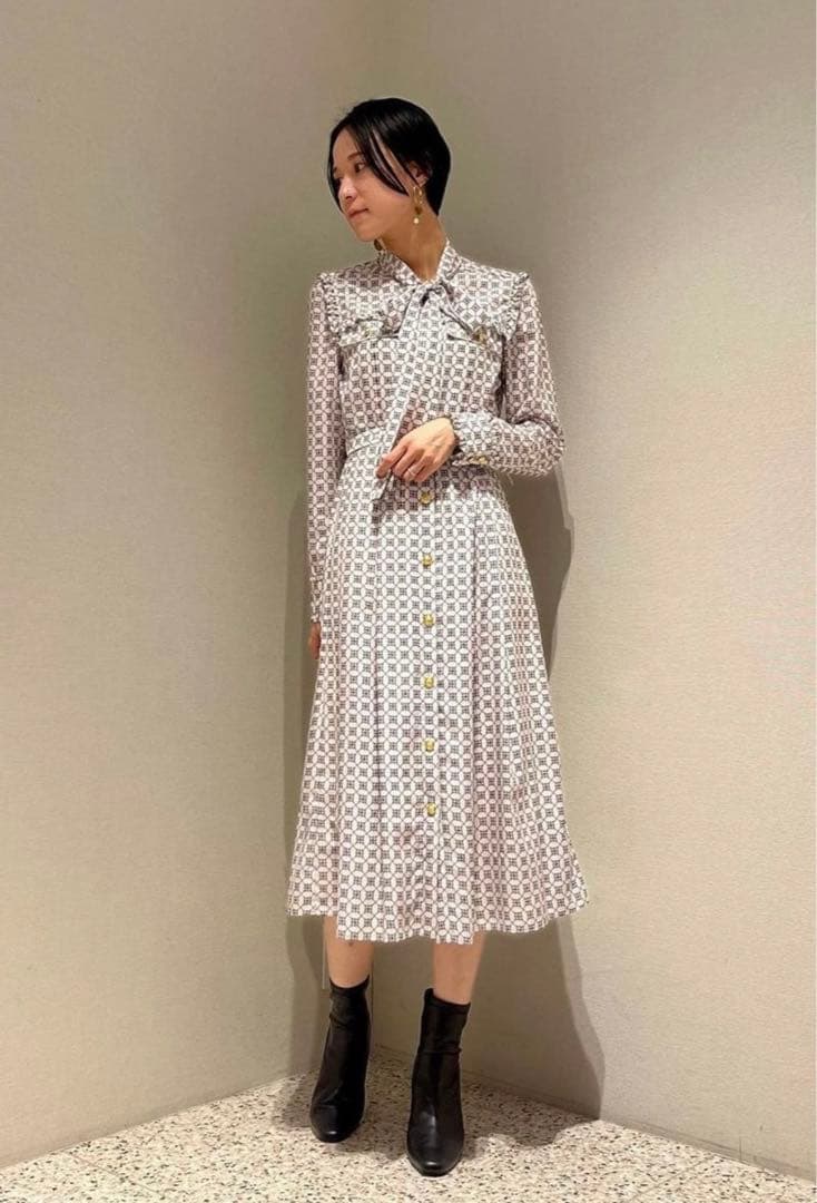 幾何学模様ボタン付きシャツワンピース