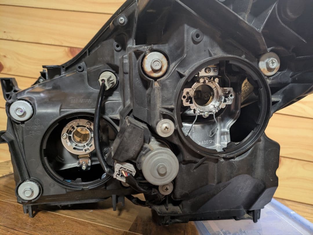 てえ 200系 クラウン ハイブリッド インナーブラック ヘッドライト