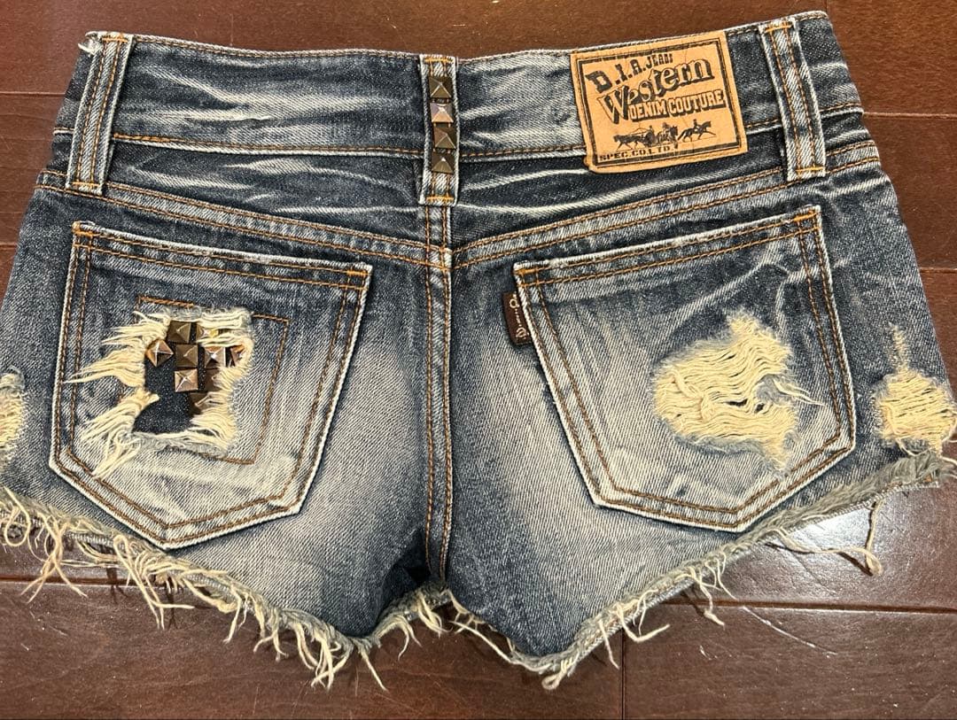 d.i.a ダメージショートパンツ　サイズ24