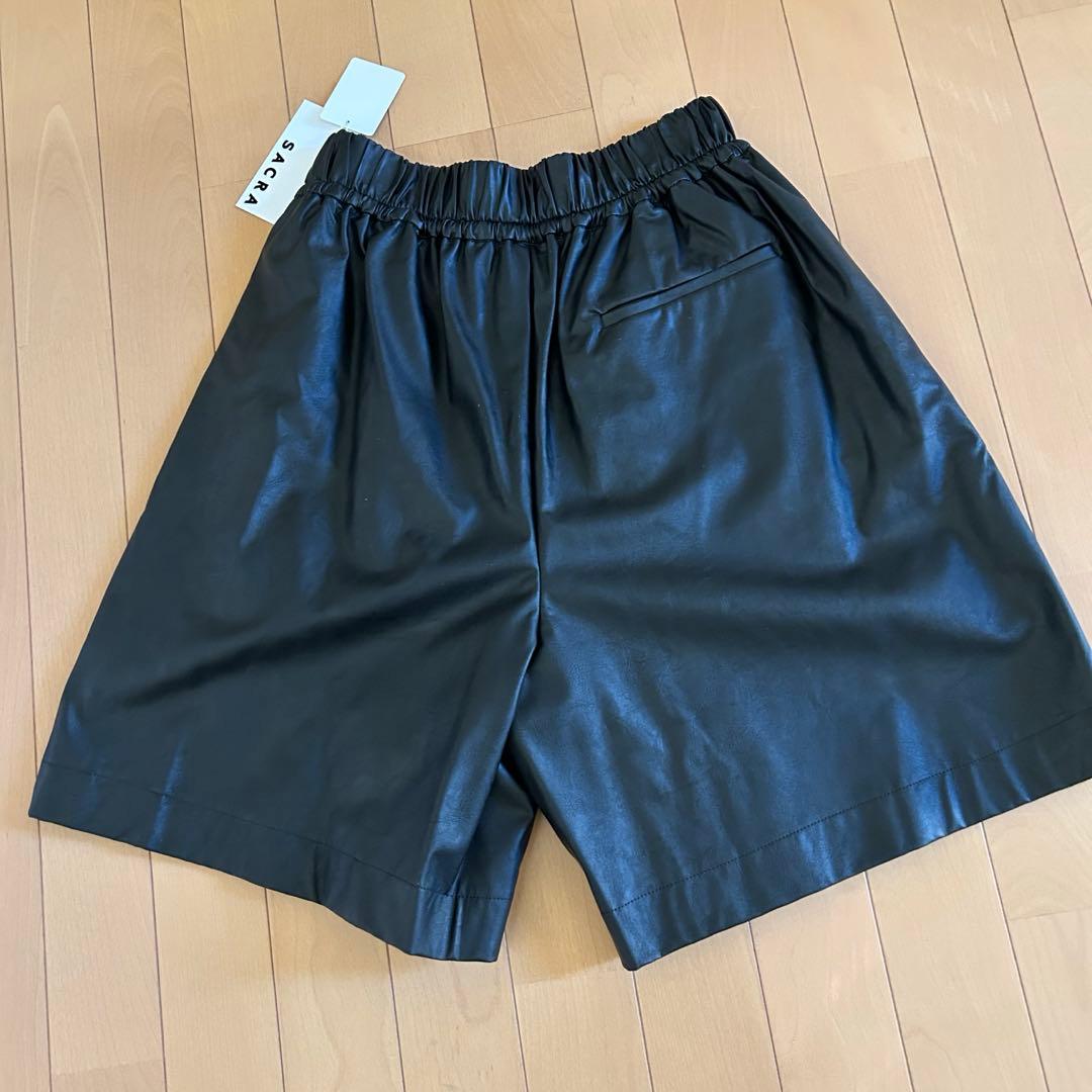 sacraブラック 合成皮革 ハーフパンツ